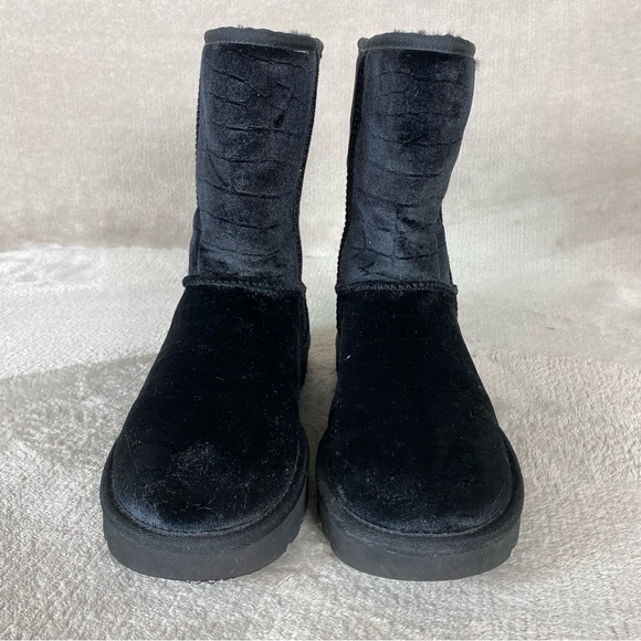 UGG Classic Short Croc Women's Boots Size 10 Black Velvet Sheepskin - Picture 5 of 10